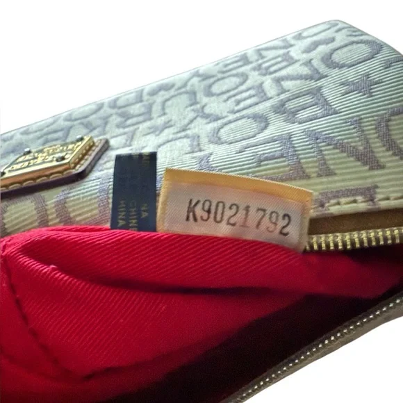 COPY - COPY - NWT Rare! Dooney & Bourke Full Signature Logo Small Barrel Handba… - Picture 7 of 7